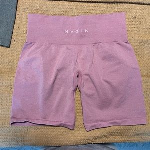 NVGTN SEAMLESS SHORTS. M. PINK.